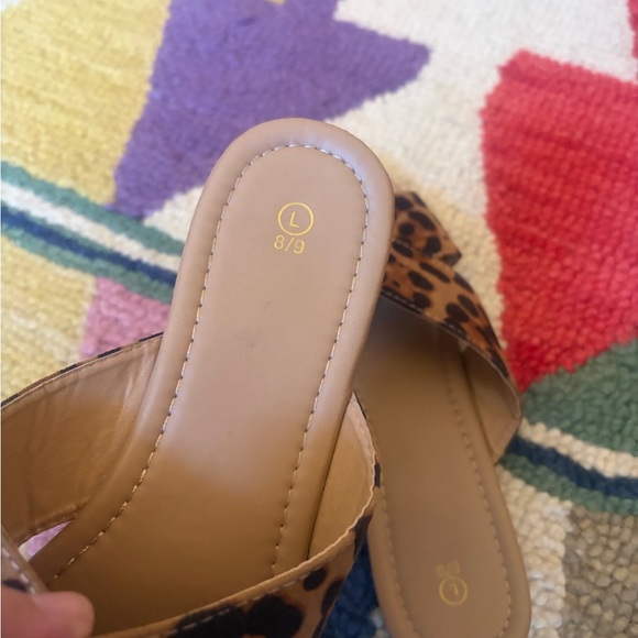 Like new size 8/9 Women’s Leopard Print Slide Sandals. Go with everything.summer - Picture 4 of 6